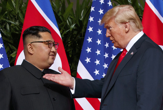 2018年6月12日，時任美國總統川普（右）在新加坡聖淘沙島會見北韓領導人金正恩。（圖／美聯社）