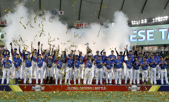 中华队在12强赛拿下冠军，写下台湾棒球史新篇章。（赵双杰摄）