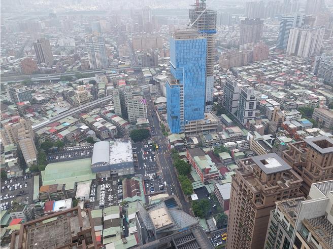 「新北市都市设计及土地使用开发许可审议收费标准」今（27）日于市政会议通过，将函送新北议会备查后公告。（陈慰慈摄）