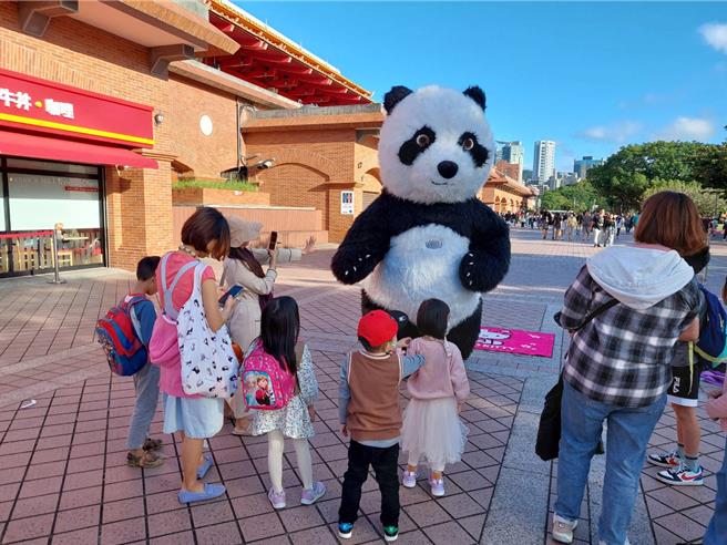 新北市街头艺人达2596位刷新近4年纪录，其中淡水捷运站周边及金色水岸，表演场次占全年近7成。（陈慰慈摄）