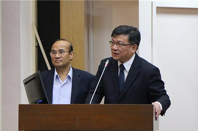 台电董事长曾文生（右）表示，获得拨补1000亿元可降低台电负债比，降低利息支出。（图／柳名耕摄）