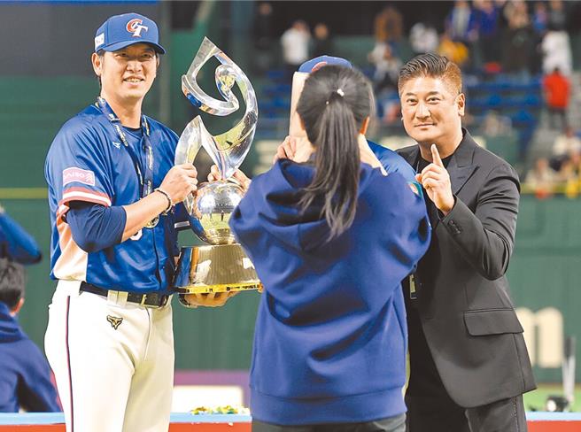 中華隊贏得的12強冠軍金盃，將找合適的地點展示與保管，讓民眾參觀。（趙雙傑攝）