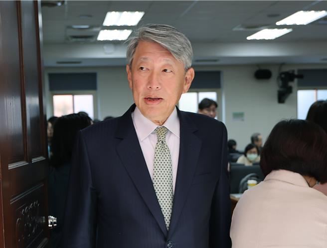 经济部长郭智辉27日前往立法院备询，面对立委追问明年是否不涨电价，他没有正面回覆，不过台电明确表示，如果获立院拨补2000亿，应无问题。（姚志平摄）