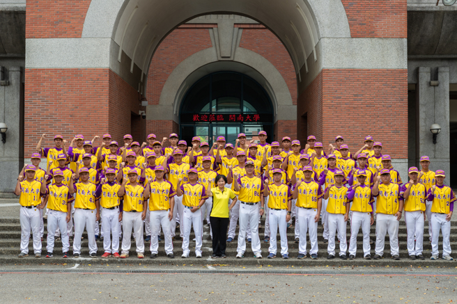 開南大學棒球隊與林玥秀校長合影。(照片/開南大學提供)