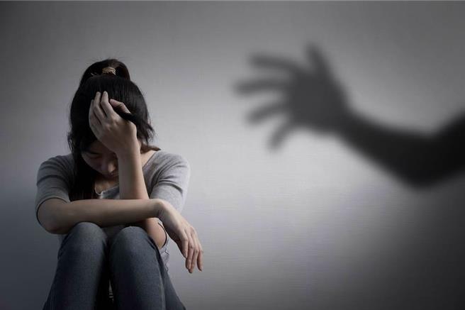 女子穿着透肤丝袜面试  他不顾月经来硬上还称解「血水咒」（示意图，达志影像）