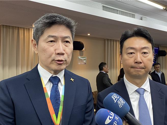 交通部长陈世凯（右）与桃机公司总经理范孝伦（左）说明将对采盟开罚100万元。（陈佑诚摄）