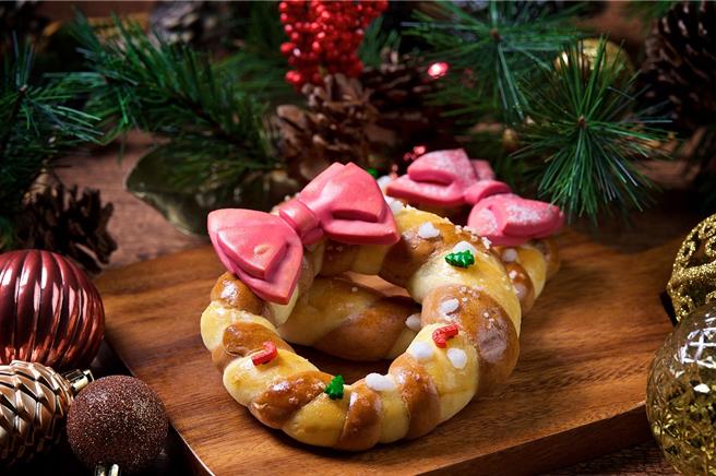 「哈斯圣诞圈」主打纯天然无色素添加的双色哈斯麵包，佐上粉色甜菜根造型蝴蝶结。（神旺普诺麵包坊提供／吴娮翎台北传真） 