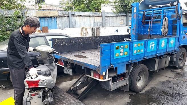 民眾趁台中购物节期间汰换家中老旧机车。（环保局提供）