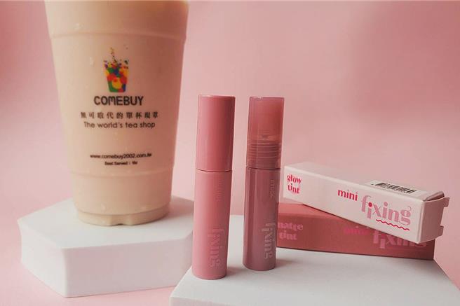 手搖飲COMEBUY聯名妝品ETUDE，喝現萃玫瑰普洱系列飲品就送2000份限量膜幻濾鏡迷你唇彩。（COMEBUY提供）