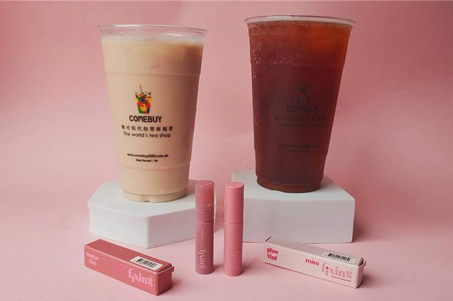 手搖飲COMEBUY聯名妝品ETUDE，喝現萃玫瑰普洱系列飲品就送2000份限量膜幻濾鏡迷你唇彩。（COMEBUY提供）