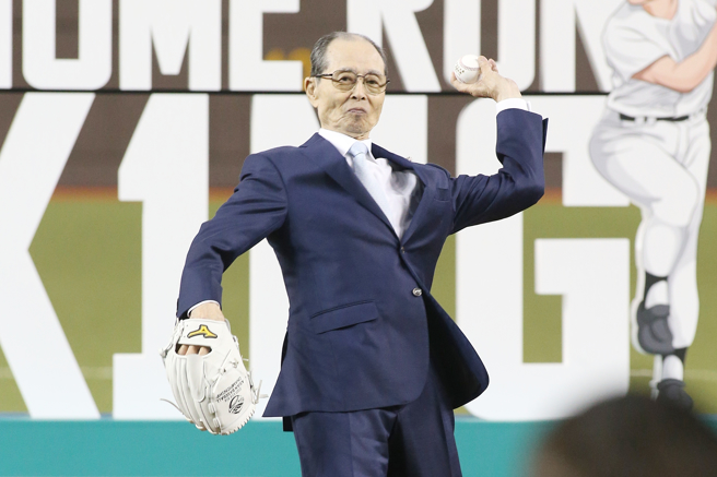 图为「世界全垒打王」王贞治先前在大巨蛋开球。（中时资料照／杜宜谙摄）