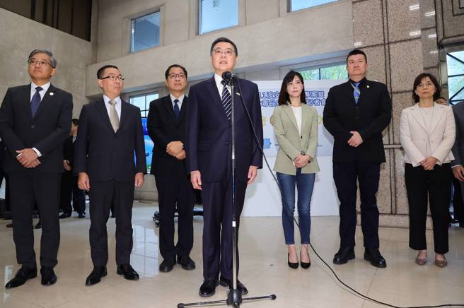 行政院长卓荣泰（前中）27日出席由警政署刑事警察局召开的「阻断『依』赖、摆『托』毒害 六大系统齐安居」记者会，卓并于会前受访。（刘宗龙摄）