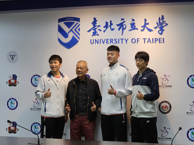 李洋（左1）、王齐麟（右2）和教练陈宏麟（右1）出席北市大学活动。（陈筱琳摄）