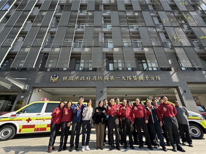 中華文化姓氏文教基金會於今日贈與桃園市消防局新式救護車2輛。（桃園市消防局第一大隊提供）