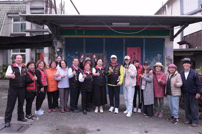 徐榛蔚来到张奕家中贴红榜时，万荣乡西林村村民都前来祝贺。（花莲县政府提供／王志伟花莲传真）