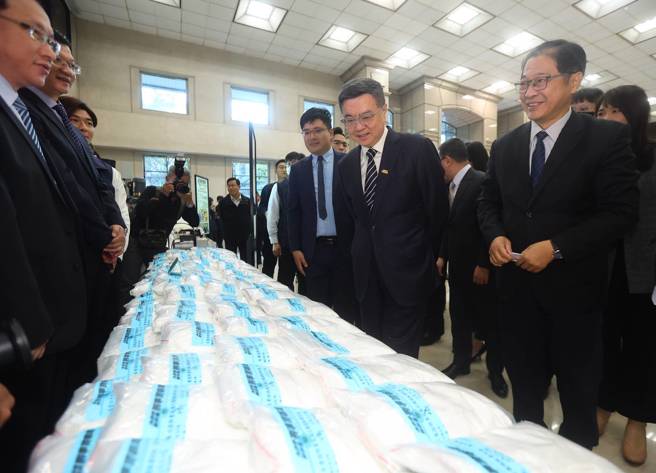 行政院长卓荣泰（右二）。图为他27日主持第十一波安居缉毒专案暨重大毒品案件发布记者会，并观看检警侦破全台湾最大宗依托咪酯毒品案中查扣的135公斤依托咪酯。（刘宗龙摄）