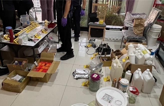 橋頭地檢署於今年10月在橋頭區一處豪宅查獲製作喪屍菸彈的分裝工廠。（翻攝照片／林瑞益高雄傳真）