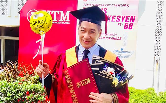 文章边工作边完成学业，顺利取得马来西亚理工大学的MBA工商管理硕士学位。（翰森娱乐提供）