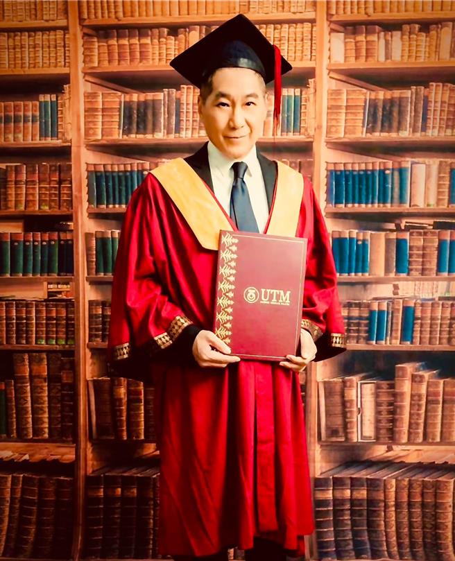 文章边工作边完成学业，顺利取得马来西亚理工大学的MBA工商管理硕士学位。（翰森娱乐提供）