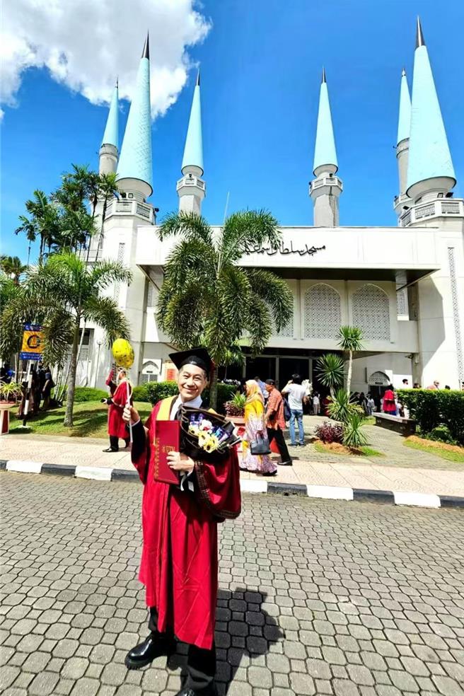 文章边工作边完成学业，顺利取得马来西亚理工大学的MBA工商管理硕士学位。（翰森娱乐提供）