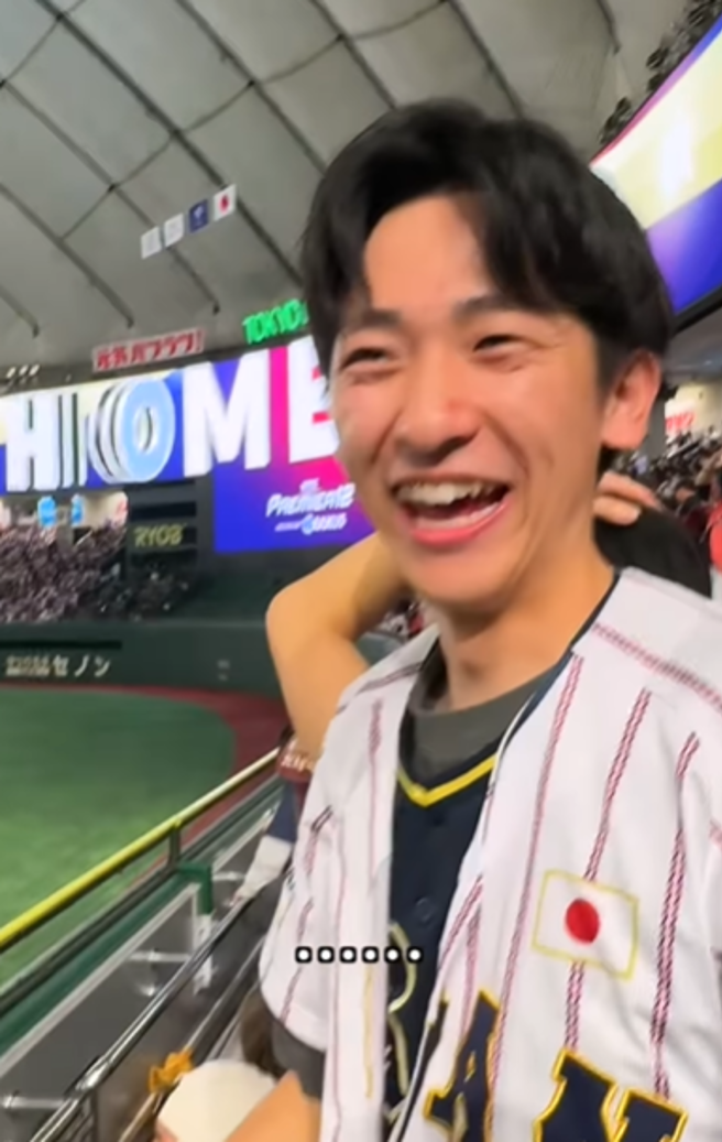 当中华队敲出全垒打时，阿翰也拍下一旁球迷的反应。（图／翻摄自阿翰IG）