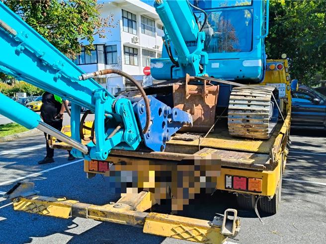 怪手窗框掉落。（民眾提供／李京昇台中傳真）