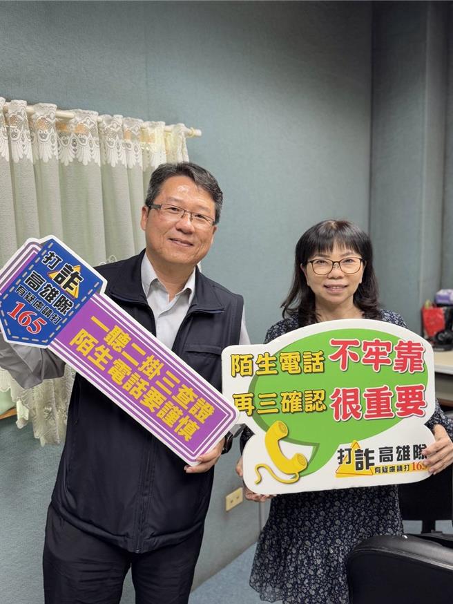 诈骗手法不断推陈出新，投资理财诈骗金额更是屡创新高，六龟分局长郭子弘（左）26日亲自前往高雄警广电台，以被害人遭受诈骗实际案例，并分享第一线同仁遇到的真实案例，让听眾深入了解诈骗集团手法，提高辨识能力。（六龟分局提供／林雅惠高雄传真）