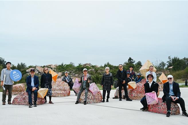 台美艺术家一行18人赴金门交流，参访国际海洋艺术季各作品景点，盼透过台美双方的艺术交流，让金门深厚的人文艺术底蕴及观光资源跃上国际舞台。（图／金门县政府）