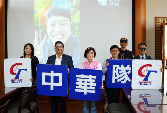 「世界棒球12强赛」中华对夺金，投手之一的王志煊出身新竹县，人还在日本，县长杨文科（左二）等人27日透过视讯恭贺，将送上30万元奖励金。（新竹县政府提供／罗浚滨新竹传真）