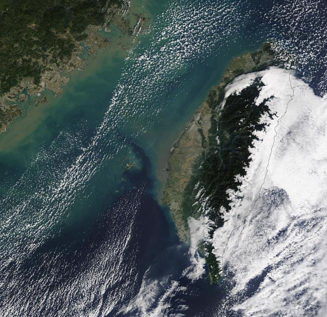 今天的卫星云图拍到非常清晰的「黑水沟」。（翻摄自郑明典脸书）