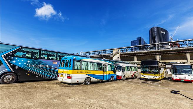 县府交旅处计画将公路客运、市区公车及幸福巴士及u-bike做整合，交通部决定新竹县、市的公车路网优化，在明年第一季优先办理。（罗浚滨摄）