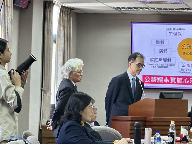 考试院秘书长刘建忻（右）与铨叙部长施能杰（左）备询。（杨亚璇摄）