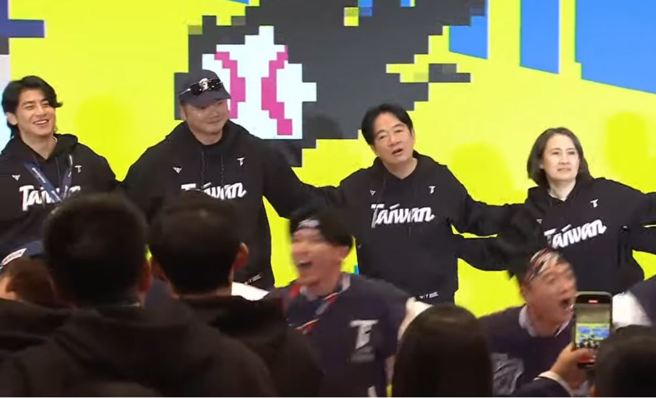 台湾队长陈杰宪、总教练曾豪驹和正副总统赖清德、萧美琴，一起在台上跳台湾尚勇。