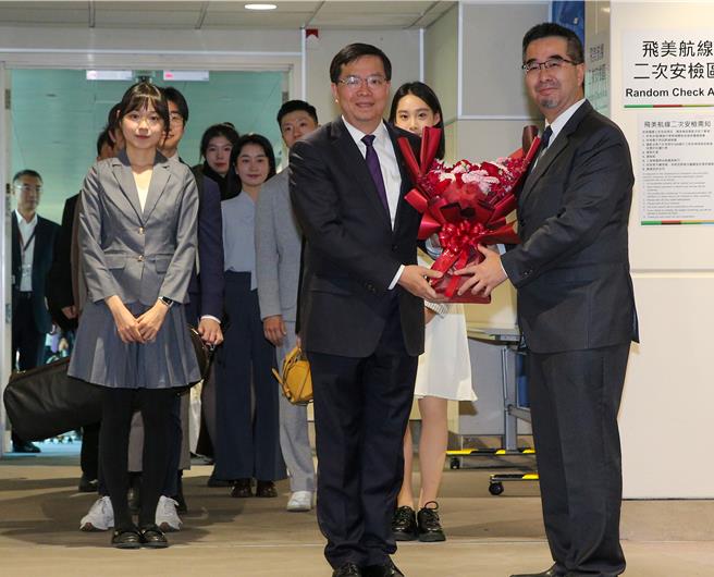 由马英九基金会主办的中国大陆高校师生访问团于27日中午抵达桃园国际机场，展开为期9天8夜的参访行程。本次访问团由中国大陆7所顶尖大学的40名师生组成，访问团由清华大学党委书记邱勇（前左）带队，马英九基金会执行长萧旭岑（前右）特别到登机口献花欢迎。（资料照／陈麒全摄）