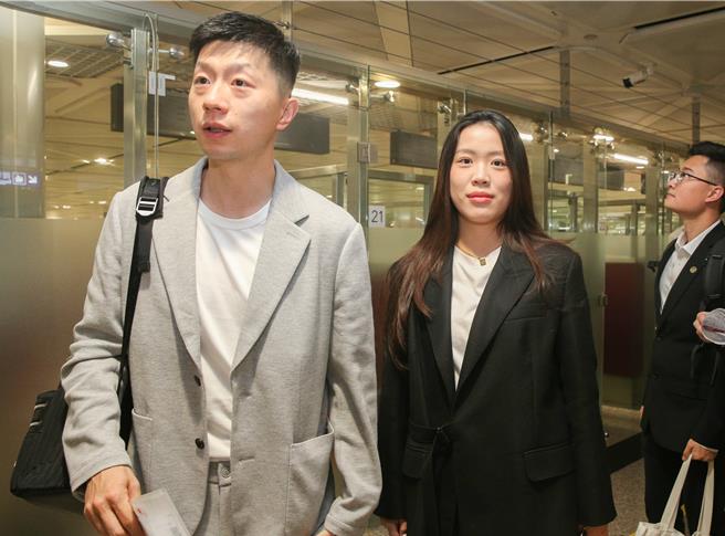 由馬英九基金會主辦的中國大陸高校師生訪問團於27日中午抵達桃園國際機場，展開為期9天8夜的參訪行程。本次訪問團由中國大陸7所頂尖大學的40名師生組成，其中包括奧運桌球六金得主馬龍（左）及奧運射擊金牌楊倩（右）。（陳麒全攝）