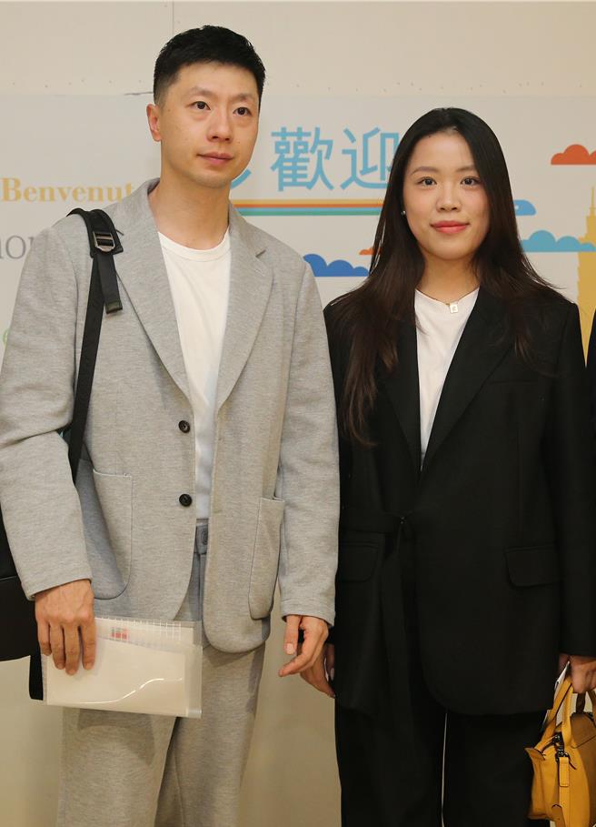 由马英九基金会主办的中国大陆高校师生访问团于27日中午抵达桃园国际机场，展开为期9天8夜的参访行程。本次访问团由中国大陆7所顶尖大学的40名师生组成，其中包括奥运桌球六金得主马龙（左）及奥运射击金牌杨倩（右）。（陈麒全摄）