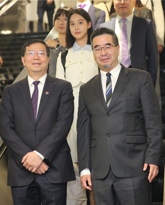 由马英九基金会主办的中国大陆高校师生访问团于27日中午抵达桃园国际机场，展开为期9天8夜的参访行程。本次访问团由中国大陆7所顶尖大学的40名师生组成，访问团由清华大学党委书记邱勇（前左）带队，马英九基金会执行长萧旭岑（前右）特别到管制区内接机欢迎。（陈麒全摄）