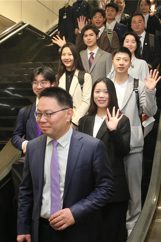 本次访问团由中国大陆7所顶尖大学的40名师生组成，其中包括奥运桌球六金得主马龙（右排三）及奥运射击金牌杨倩（右排二）。（陈麒全摄）