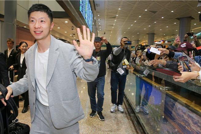 本次访问团由中国大陆7所顶尖大学的40名师生组成，其中包括奥运桌球六金得主马龙，当他步出接机大厅时受到他的球迷欢迎，他也亲切地挥手致意，还特别从口袋拿出北京体大的磁性冰箱贴小礼物送给球迷。（陈麒全摄）