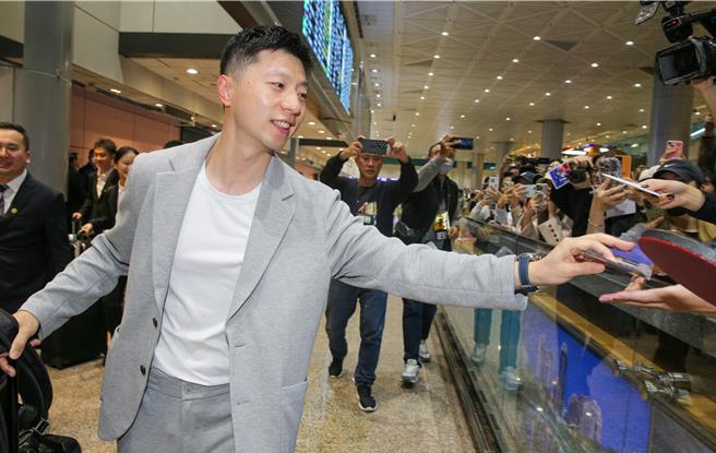 本次访问团由中国大陆7所顶尖大学的40名师生组成，其中包括奥运桌球六金得主马龙，当他步出接机大厅时受到他的球迷欢迎，他也亲切地挥手致意，还特别从口袋拿出北京体大的磁性冰箱贴小礼物送给球迷。（陈麒全摄）