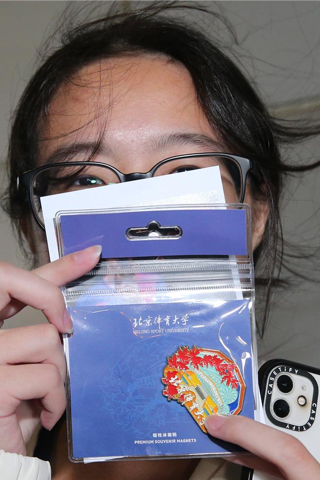 本次访问团由中国大陆7所顶尖大学的40名师生组成，其中包括奥运桌球六金得主马龙，当他步出接机大厅时受到他的球迷欢迎，他也亲切地挥手致意，还特别从口袋拿出北京体大的磁性冰箱贴小礼物送给球迷。（陈麒全摄）