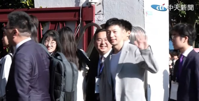 马龙参访中山女高。（取自中天新闻）