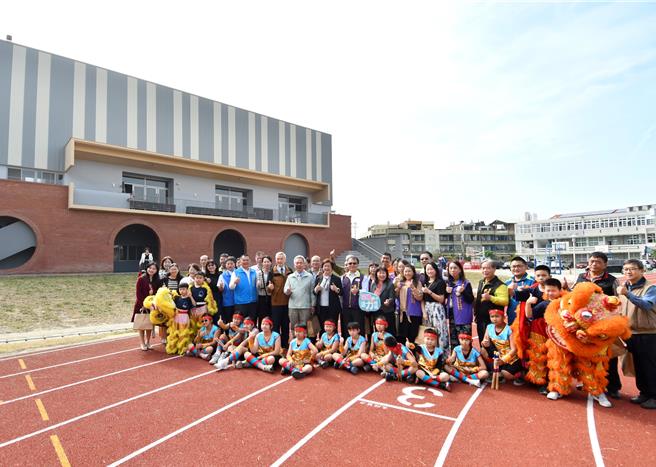 花坛国小新学生活动中心落成启用，其设计融入花坛地方特色「砖窑」意象，荣获 「2024国家建设卓越奖-最佳规划设计类金质奖」。（彰县府提供／叶静美彰化传真）