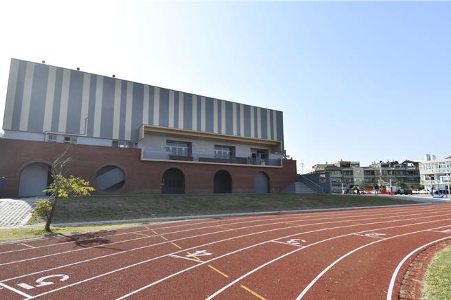 花坛国小新学生活动中心设计融入花坛地方特色「砖窑」意象，荣获 「2024国家建设卓越奖-最佳规划设计类金质奖」。（彰县府提供／叶静美彰化传真）