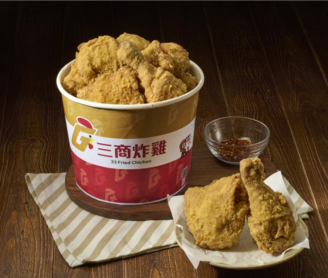 三商炸雞將「6塊炸雞桶」與「香酥雞柳桶」組合成「Team 炸雞」雙桶，特價399元。（三商餐飲提供／朱世凱台北傳真）
