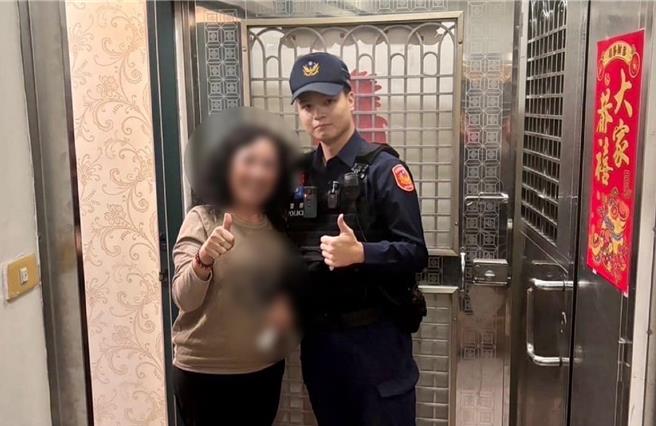 新营警分局太宫派出所警员连子华（右）近日竟然神奇运用「垫板」，帮助一名反锁在家门外的妇人开门解锁。（读者提供／张毓翎台南传真）