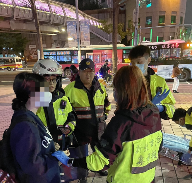 年约20岁的年轻女子疑因太过激动，当场昏厥。（图 / 刘咏韵翻摄）