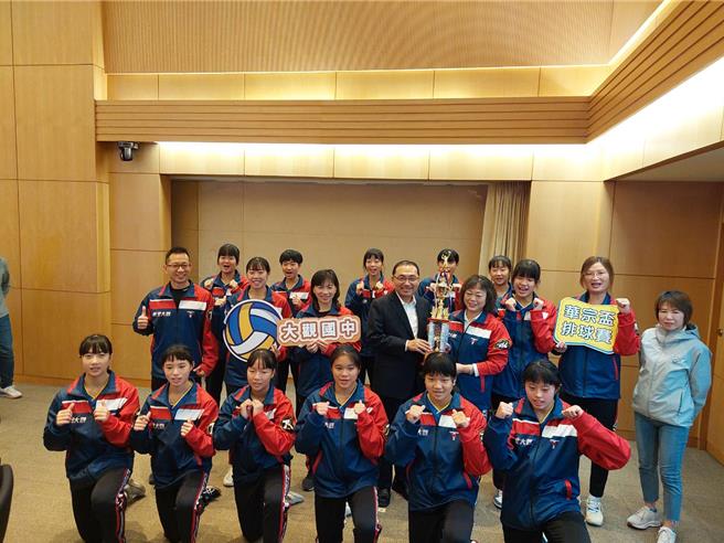 大观国中女排华宗杯首次夺冠今（27）日市政会议献奖给新北市长侯友宜。（陈慰慈摄）