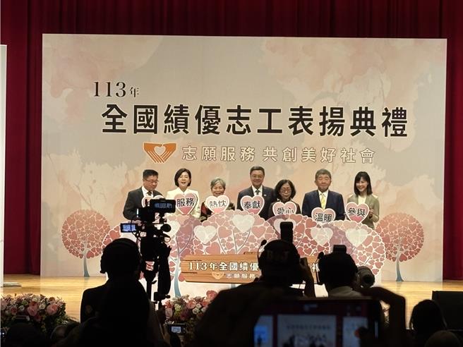 卫福部今日（27）举办「全国绩优志工表扬典礼」。（李念庭摄）