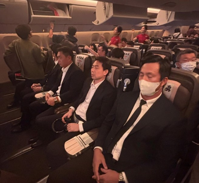 中華隊25日搭華航班機返台，王建民（圖左）、彭政閔等教練都坐在豪華經濟艙。（圖／Threads@im_matt_chen授權提供）